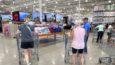 Clientes en una de las grandes cadenas minoristas en Estados Unidos.