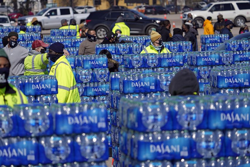 Miles de botellas de agua en un sitio de distribución de la ciudad de Houston en esta fotografía del viernes 19 de febrero de 2021. El sitio de autoservicio se instaló para proporcionar agua potable a las personas que la necesiten luego de que la ciudad pidió hervir el agua para beber debido a tuberías congeladas o rotas.&nbsp;