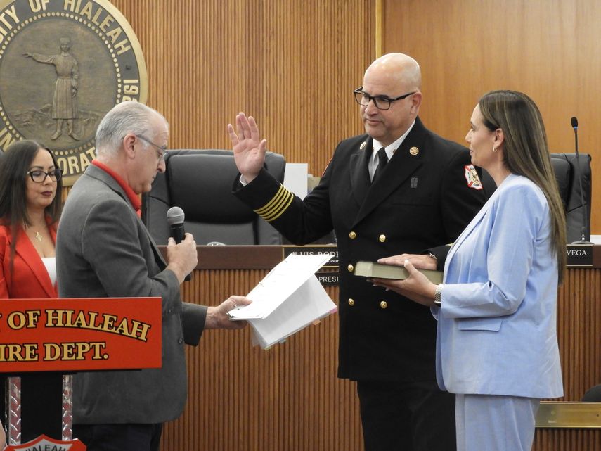 El alcalde Esteban Bovo toma el juramento del nuevo jefe de bomberos Hialeah, Freddy Pérez, junto a su esposa Maritza Pérez. El alcalde Esteban Bovo toma el juramento del nuevo jefe de bomberos Hialeah, Freddy Pérez, junto a su esposa Maritza Pérez.