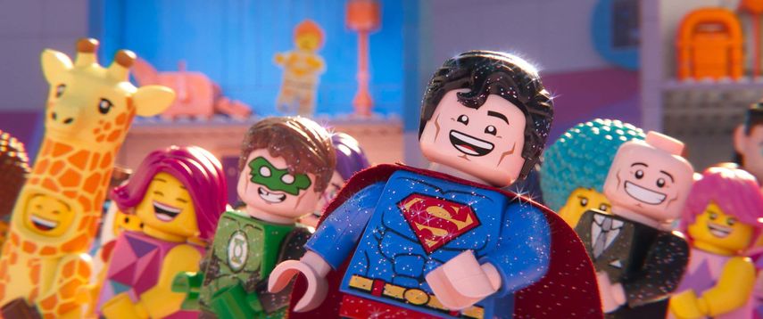 En el filme, que podría rondar los 50 millones de dólares en su debut, los ciudadanos de Bricksburg afrontan una nueva amenaza en forma de invasores del espacio exterior que destruyen todo a su paso.