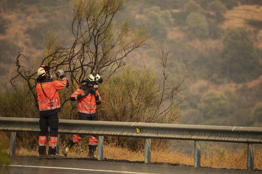 Bomberos trabajan en un incendio forestal en Estepona, España, el jueves 9 de septiembre de 2021.&nbsp;