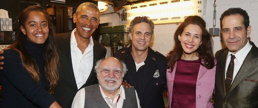 Malia Obama, Barack Obama, Danny DeVito, Mark Ruffalo, Jessica Hecht y Tony Shalhoub &nbsp;entre bastidores en la producción del Roundabout Theatre Company de Arthur Miller El precio en Broadway.