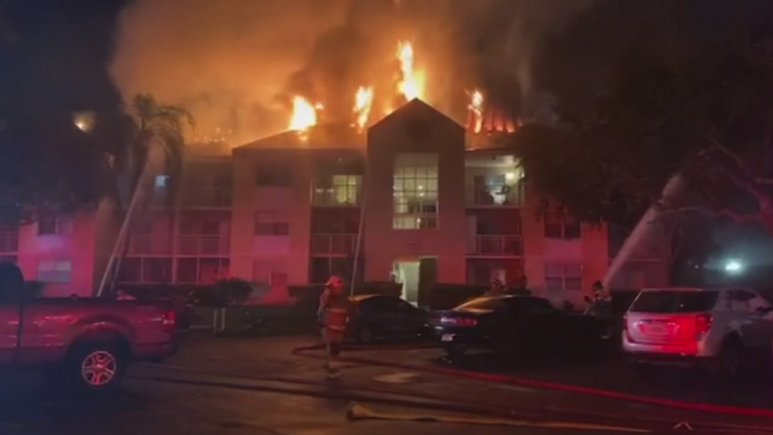 Los bomberos luchan contra las llamas en condominio de Cuttler Bay
