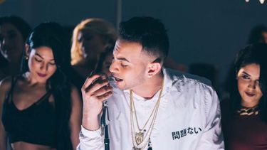 Quiles explicó que fue Nicky Jam el primero de sus dos invitados en grabar su parte en un estudio en Medellín, Colombia.