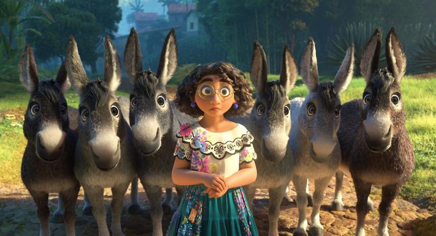 En esta imagen difundida por Disney, Mirabel, cuya voz hace Stephanie Beatriz, en una escena de la cinta Encanto, ganadora del Óscar a la mejor película animada.&nbsp;