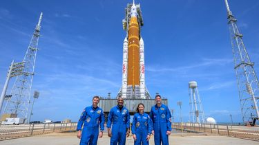 &nbsp;Fotografía cedida por la NASA donde aparece la tripulación de la misión Artemis II, el comandante Reid Wiseman (i); el piloto Víctor Glover (2-i); la especialista de misión, Christina Koch (2-d) y el astronauta de la Agencia Espacial Canadiense (CSA), el especialista de misión Jeremy Hansen (d), posando este lunes, en el Centro Espacial Kennedy en Cabo Cañaveral (Estados Unidos).&nbsp; 