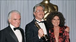 Jack Valenti (izquierda), presidente de la Motion Picture Association of America, posa junto al director argentino Luis Puenzo y la actriz Norma Aleandro después de que Puenzo ganara un Oscar a la Mejor Película Extranjera por Historia Oficial en la 58ª entrega anual de los Premios de la Academia en el Music Center el 24 de marzo de 1986. Jack Valenti (izquierda), presidente de la Motion Picture Association of America, posa junto al director argentino Luis Puenzo y la actriz Norma Aleandro después de que Puenzo ganara un Oscar a la Mejor Película Extranjera por Historia Oficial en la 58ª entrega anual de los Premios de la Academia en el Music Center el 24 de marzo de 1986.
