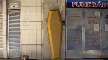 Un ata&uacute;d vac&iacute;o est&aacute; recargado contra la entrada de una funeraria durante la pandemia de COVID-19 en el cementerio Nossa Senhora das Gracas en Duque de Caxias, R&iacute;o de Janeiro, Brasil, el lunes 27 de abril de 2020.&nbsp;
