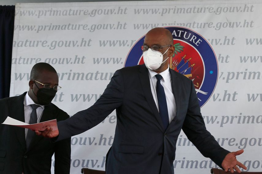 En esta fotografía del 20 de julio de 2021, el primer ministro de Haití, Ariel Henry, abre los brazos durante una ceremonia en Puerto Príncipe