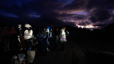 Solicitantes de asilo, en su mayoría procedentes de Colombia, China y Ecuador, esperan a ser procesados en un campamento improvisado después de cruzar la frontera de Estados Unidos desde México, el viernes 2 de febrero de 2024, cerca de Jacumba, California.