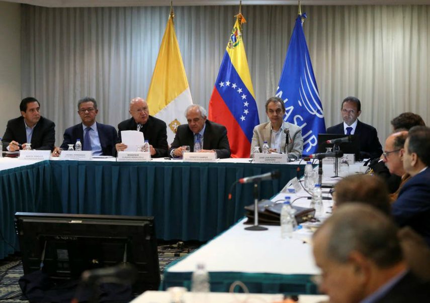 El secretario de la oposición celebró la visita que, se espera, harán a Venezuela esta semana el secretario general de Unasur, el expresidente colombiano Ernesto Samper, y el enviado del Vaticano.
