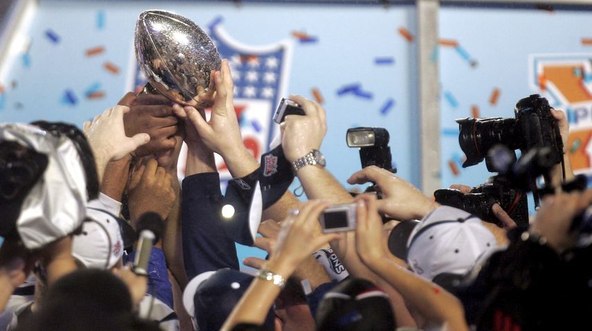 Los jugadores de los Colts de Indianápolis alzan el trofeo, tras ganar en Miami el Super Bowl 2007.