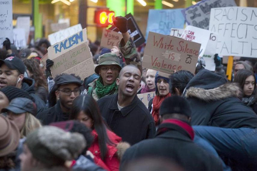 Los manifestantes portaron numerosas pancartas con lemas como Las vidas de los negros importan, Ni uno más o No puedo respirar. (EFE)