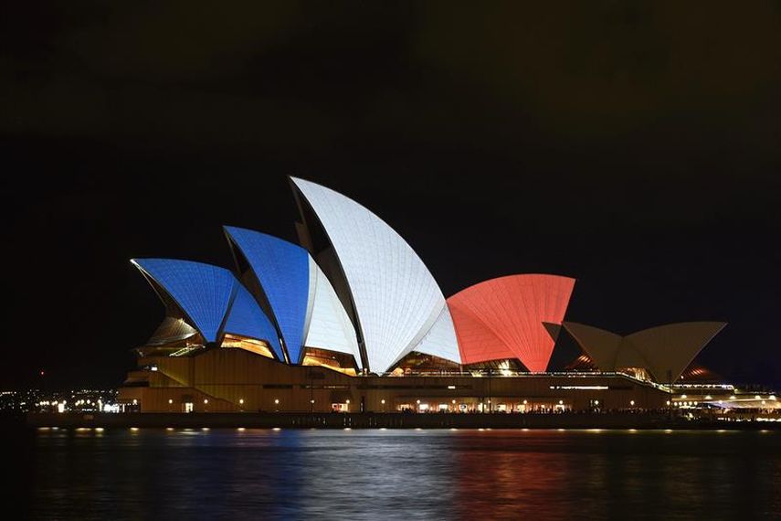  Luces con los colores de la bandera de Francia iluminan importantes edificiaciones en el mundo. Aquí el edificio de la Ópera de Sidney  con el rojo, blanco y azul franceses. (EFE)
