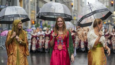 Mujeres participan en el Desfile de la Hispanidad este domingo en Nueva York (EE.UU.). La lluvia acompañó el Desfile de la Hispanidad de Nueva York, en el que las tradiciones, la música y los trajes típicos de España y una veintena de países latinoamericanos volvieron a recorrer la Quinta Avenida de Manhattan.&nbsp;