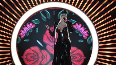 Christina Aguilera interpreta su respuesta al clásico El rey, de José Alfredo Jiménez, con su potente ranchera La reina en la ceremonia de los Latin Billboard 2022 desde el Watsco Center de Miami. Aguilera y Bad Bunny serán galardonados por los&nbsp; Premios GLAAD 2023.