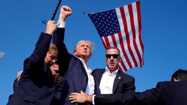 Imagen histórica en el momento en que el presidente 45 de EEUU, Donald Trump, es víctima de un atentado en Butler, Pennsylvania, y con el rostro ensangrentado levanta su puño y grita: ¡Fight, Fight, Fight! (¡Lucha, Lucha, Lucha!).