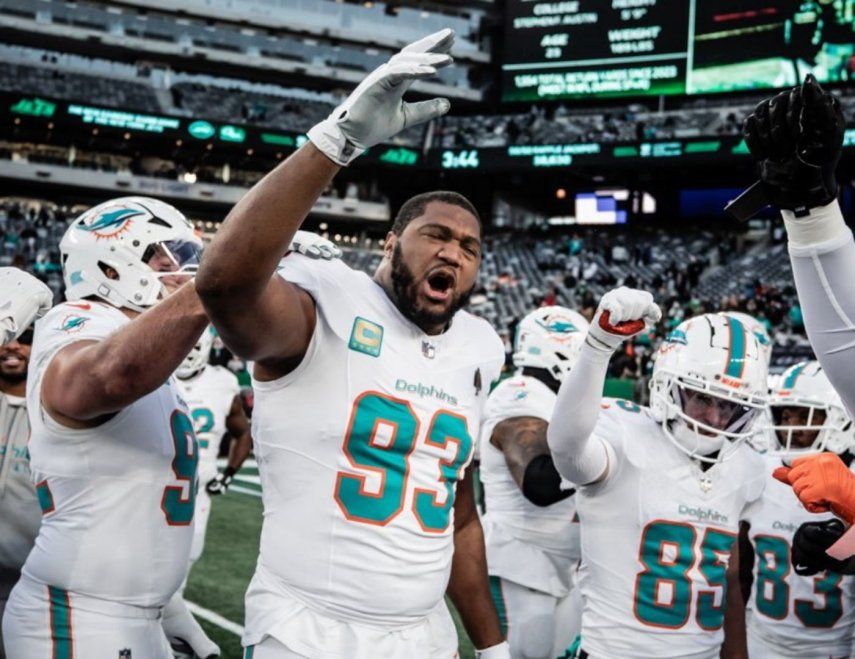 Jugadores de los Dolphins de Miami antes de iniciar el encuentro ante Jets de Nueva York 