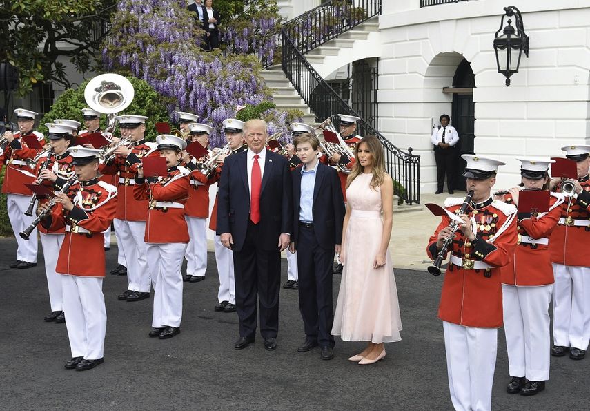El presidente estadounidense Donald&nbsp;Trump, la primera dama Melania&nbsp;Trump &nbsp;y su hijo Barron asisten al tradicional festival infantil Carrera de los Huevos de Pascua (Easter Egg Roll) en la Casa Blanca.