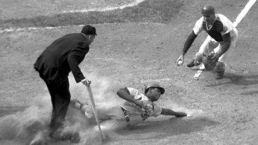 El boricua Orlando Cepeda, de los Cardenales de San Luis, anota en el juego ante los Mets de Nueva York, frente al cátcher J.C. Martin y el umpire Tim McCarver, en 1968&nbsp;