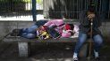 Familiares de pacientes con el coronavirus esperan autorización para visitar a sus parientes en la unidad de COVID-19 del Hospital José Gergorio Hernández de Caracas el 4 de octubre del 2020. El hospital está desbordado por la pandemia del coronavirus y la crisis económica de Venezuela y los familiares de los pacientes del COVID les llevan comida, ropa, sábanas y los bañan para asegurarse de que reciben esa atención básica. Familiares de pacientes con el coronavirus esperan autorización para visitar a sus parientes en la unidad de COVID-19 del Hospital José Gergorio Hernández de Caracas el 4 de octubre del 2020. El hospital está desbordado por la pandemia del coronavirus y la crisis económica de Venezuela y los familiares de los pacientes del COVID les llevan comida, ropa, sábanas y los bañan para asegurarse de que reciben esa atención básica.