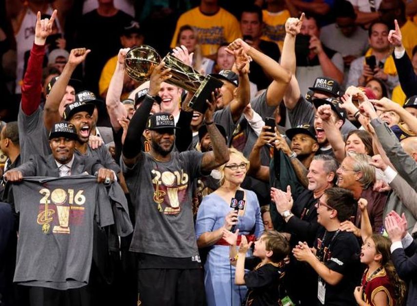 Los Cavs se convirtieron en el primer equipo en darle vuelta a una serie abajo 1-3. (EFE)