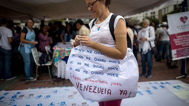 Una mujer participa en una protesta por la escasez de medicinas y tratamientos para la salud en Caracas, Venezuela.