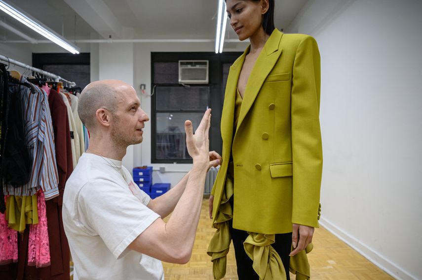 El diseñador Christian Juul Nielsen de Dinamarca revisa una creación durante una prueba antes de su desfile de la Semana de la Moda de Nueva York (NYFW), en Nueva York, el 10 de febrero de 2023.