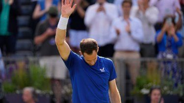El británico Andy Murray saluda después de recibir aplausos de la afición tras retirarse de su encuentro ante el australiano Jordan Thompson en el torneo Queens Club, el miércoles 19 de junio del 2024.