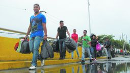Venezolanos cruzan a pie el puente Simón Bolívar rumbo a Colombia, la primera parada de un largo viaje por todo el continente.&nbsp;