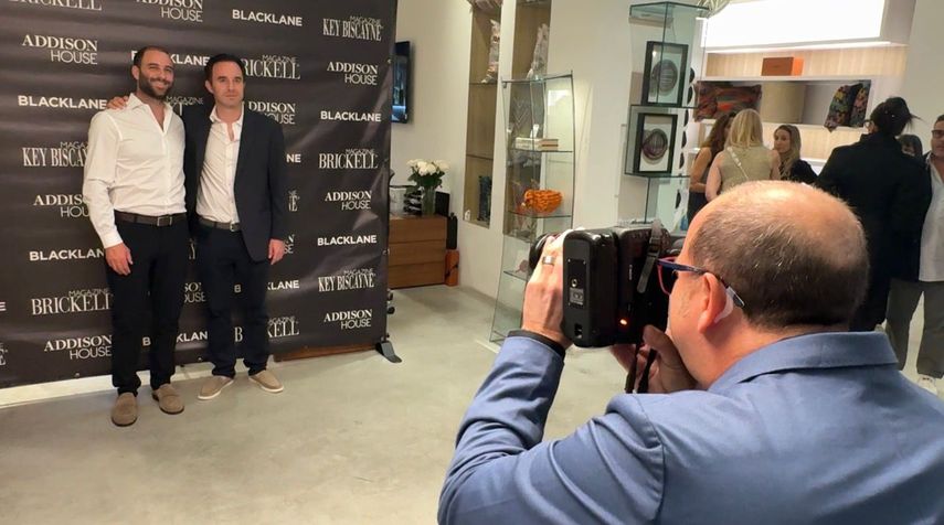 Momentos destacados de la alfombra roja de la noche, donde los diseñadores de interiores celebran su reconocimiento y logros.