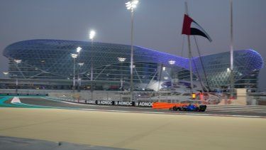 El piloto de Williams, Logan Sargeant, conduce su auto durante la segunda práctica previa al Gran Premio de Abu Dabi, el viernes 24 de noviembre del 2023.