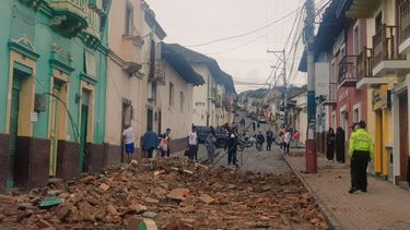 La fotografía publicada por el ministro de Economía de Ecuador, muestra los daños causados por el sismo, durante una evaluación de los daños.