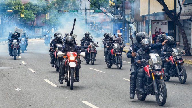 Manifestantes se enfrentan a la policía del régimen en las protestas contra los resultados de las elecciones que dieron por ganador a Nicolás Maduro, el día después de las votaciones en Caracas, Venezuela, el lunes 29 de julio de 2024.&nbsp;
