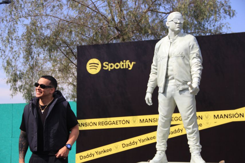 Rinden homenaje a Daddy Yankee con estatua en Chile