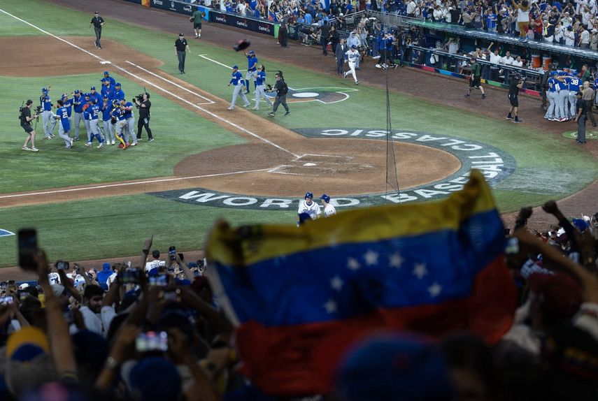 La selección de Venezuela celebra su victoria por 4-2 sobre la selección de Italia tras el partido disputado en el loanDepot Park el 16 de marzo de 2026 en Miami, Florida.  