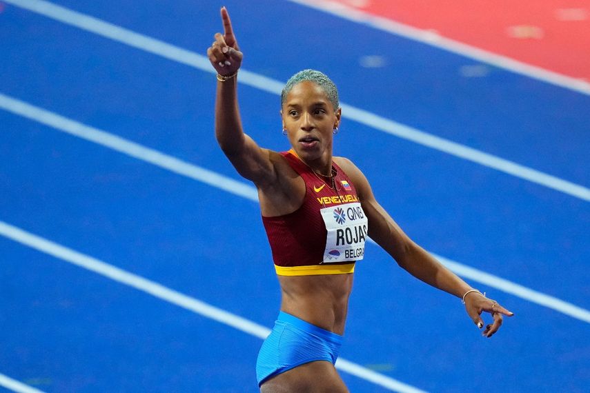 La venezolana Yulimar Rojas reacciona tras romper el récord mundial de salto triple en el Mundial de atletismo, en Belgrado, el 20 de marzo de 2022.&nbsp;