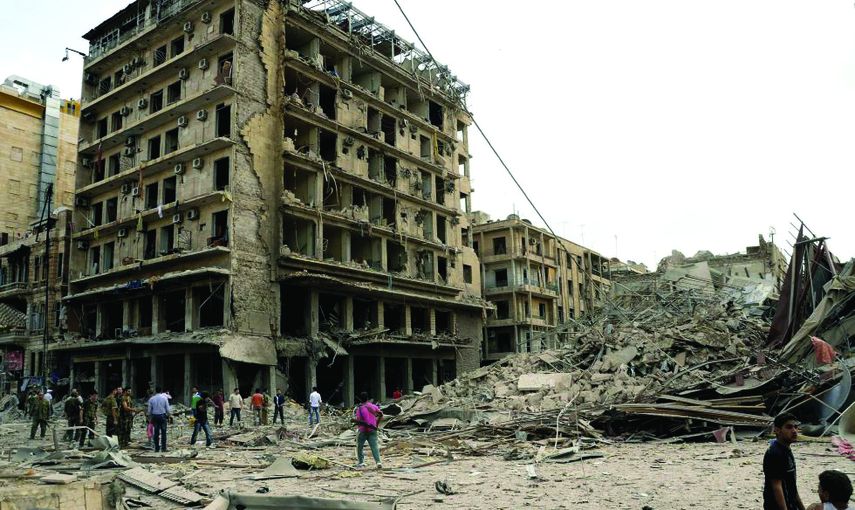 El múltiple ataque militar forzó la huida de cientos de miles de civiles y destruyó miles de viviendas en esta ciudad, cuyo primer asentamiento data del siglo IV antes de Cristo.&nbsp;