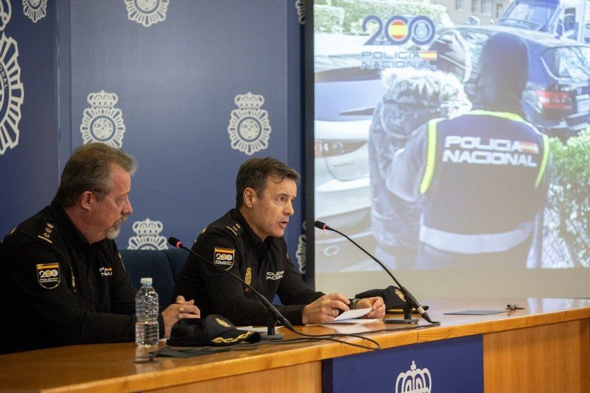 El comisario jefe de brigada de la comisaría general de información, Vicente Martínez (i) y el inspector jefe de servicio de la comisaría general de información de la Policía Nacional, Marcos López (d), durante una rueda de prensa sobre la operación para impedir la implantación en España de la Mara Salvatrucha MS1, en el Complejo Policial de Canillas, a 30 de abril de 2025, en Madrid (España).
