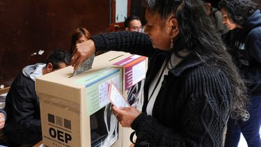 Una mujer emite su voto en un colegio electoral durante las elecciones judiciales en La Paz el 15 de diciembre de 2024.