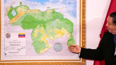 l presidente de la Comisión Especial para la Defensa del Esequibo, Hermann Escarra, habla junto a un nuevo mapa de Venezuela que incluye la región del Esequibo, el 8 de diciembre de 2023, en Caracas, Venezuela. 