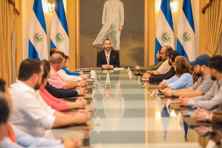 El presidente de El Salvador, Nayib Bukele, en reunión por la pandemia del coronavirus. 