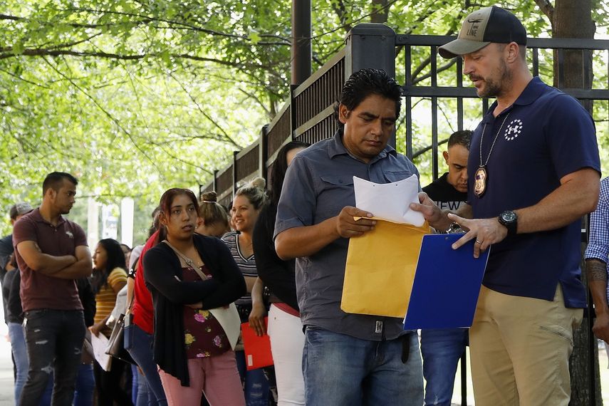 Las cortes de inmigración de Estados Unidos se encuentran colapsadas, con más de un millón de casos sin resolver. En esta foto inmigrantes tratan de conseguir un permiso para permanecer en EEUU y hacen fila frente a los tribunales de Inmigración en Atlanta.&nbsp;