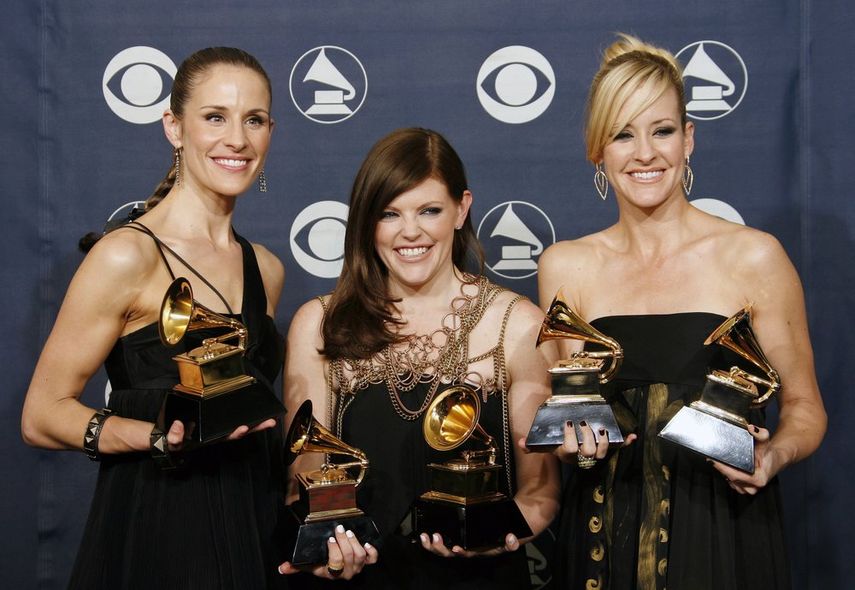 En esta foto de archivo del 11 de febrero de 2007, Emily Robison, a la izquierda, Natalie Maines, en el centro, y Martie Maguire del grupo The Dixie Chicks posan con sus premios a la canción del año, al disco del año, al álbum del año, al mejor álbum country y a la mejor actuación country en la 49 Entrega Anual de los Premios Grammy en Los Ángeles. Ahora, regresan con nueva música. 
