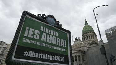 En esta foto de archivo tomada el 28 de octubre de 2020, se muestra un cartel publicitario pidiendo al presidente Alberto Fernández que presente un nuevo proyecto de ley para legalizar el aborto frente al edificio del Congreso argentino en Buenos Aires, en medio de la pandemia de coronavirus. El presidente argentino Alberto Fernández anunció el 17 de noviembre de 2020 en Twitter que enviará un proyecto de ley de legalización del aborto al Congreso.