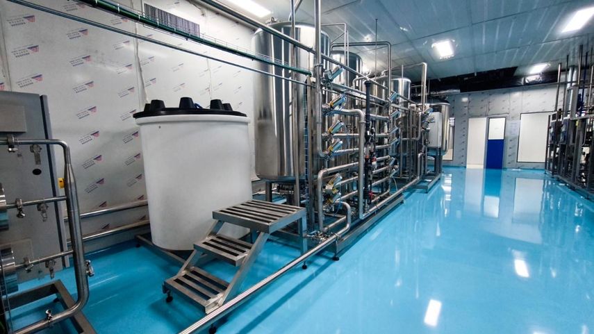 La infraestructura destaca por la implementación de la tecnología Blow-Fill-Seal (BFS), desarrollada por la firma alemana Rommelag, creadora de este proceso de vanguardia