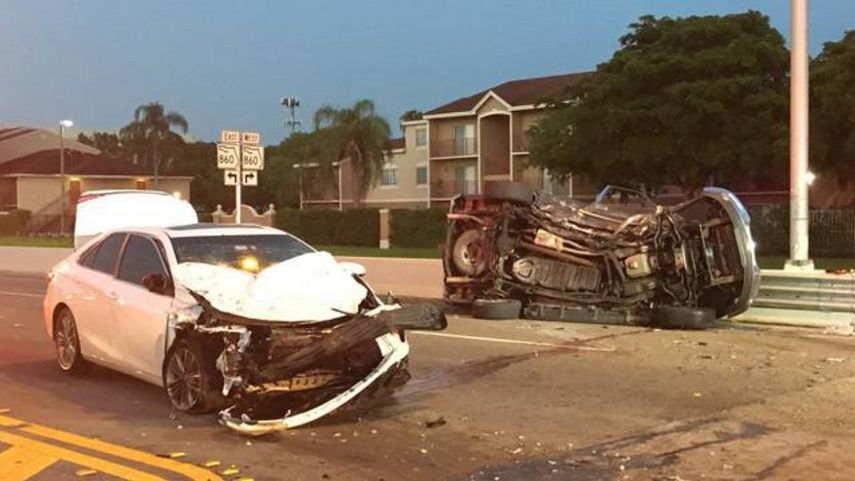 Vista de los autos que colisionaron al amanecer de este sábado en el noroeste de Miami-Dade.