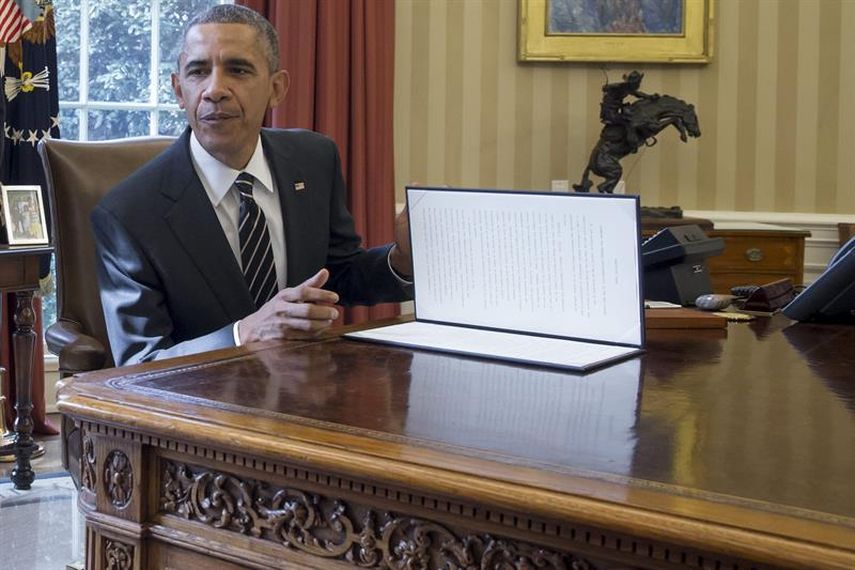El presidente Obama firma la orden para reducir las emisiones de gas y el efecto invernadero, en Washington  el 19 de marzo del 2015. EFE