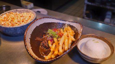 El lomo saltado, acompañado de arroz blanco y papas fritas es una de las especialidades de Sokai.&nbsp;