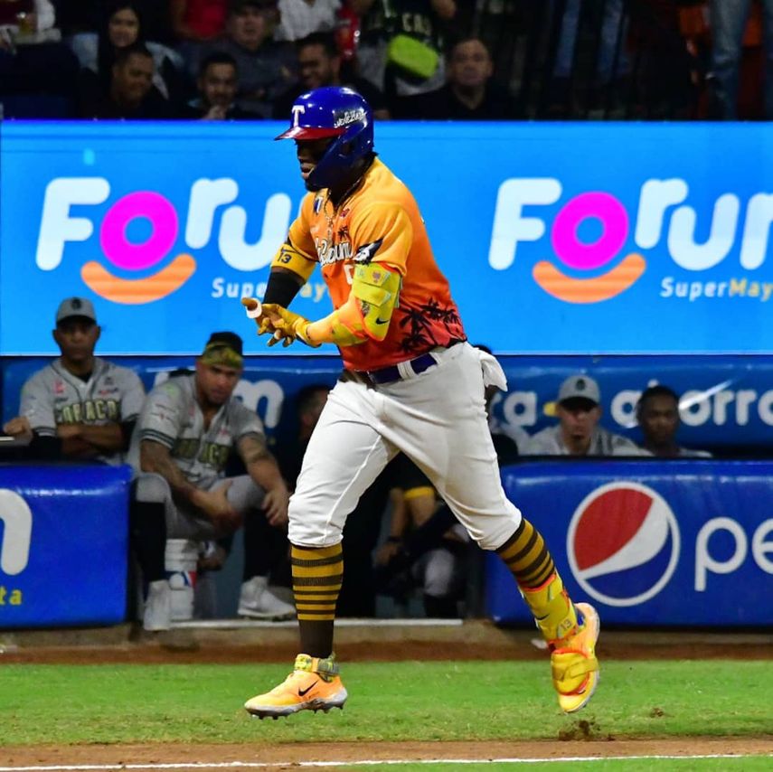 Ronald Acuña Jr. celebra tras conectar un jonrón en la Liga Venezolana de Béisbol Profesional (LVBP)